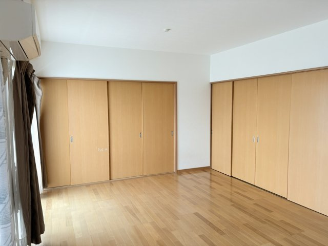 弥生ハイツ　豊橋市弥生町字中原の居間・リビング|LDKが広々しています。東側の遮光面も広いので明るいです。
