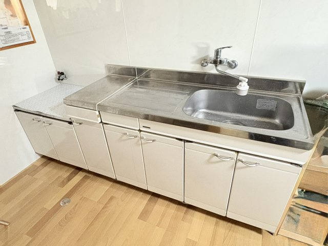 弥生ハイツ　豊橋市弥生町字中原のキッチン|シンプルなキッチン。使用感が少なくきれいです。