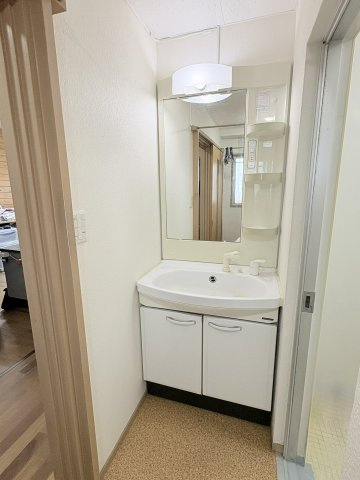 弥生ハイツ　豊橋市弥生町字中原の独立洗面台|洗面所も綺麗な状態です。