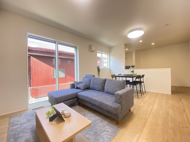 『八王子市新築戸建て』八王子市諏訪町100-4【仲介手数料無料】　２４ー１期の居間・リビング|～仲介手数料無料☆八王子ひなた不動産～　八王子市諏訪町　新築戸建て