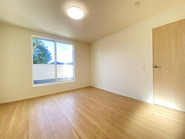 『八王子市新築戸建て』八王子市諏訪町100-4【仲介手数料無料】　２４ー１期の洋室|～仲介手数料無料☆八王子ひなた不動産～　八王子市諏訪町　新築戸建て