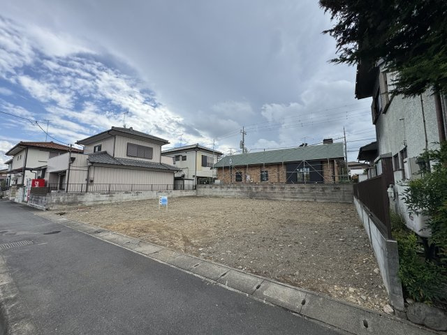 -三丁目不動産-　熊谷市肥塚　更地　建築条件なしの前面道路含む現地写真