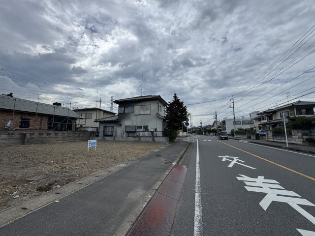 -三丁目不動産-　熊谷市肥塚　更地　建築条件なしの前面道路含む現地写真