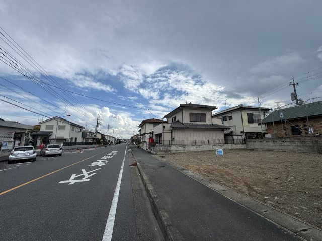 -三丁目不動産-　熊谷市肥塚　更地　建築条件なしの前面道路含む現地写真