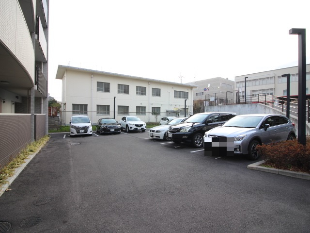 メゾン・ポルテボヌールの駐車場