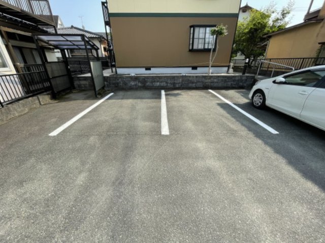 亀幸園ハイツの駐車場