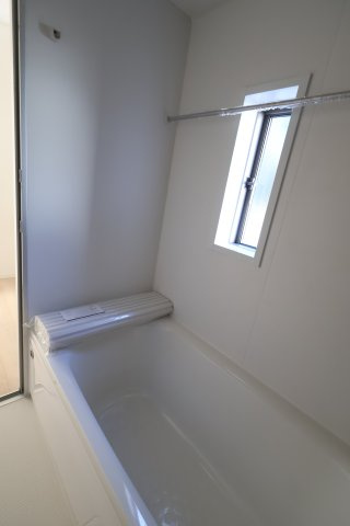 《仲介手数料無料》西区大字宝来1279-1新築一戸建てクレイドルガーデンの浴室|撮影日 2025年11月10日 13:45 晴れ