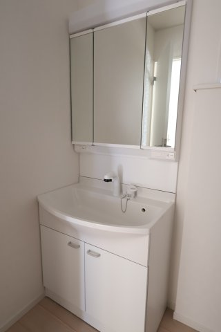 《仲介手数料無料》西区大字宝来1279-1新築一戸建てクレイドルガーデンの独立洗面台|撮影日 2025年11月10日 13:45 晴れ