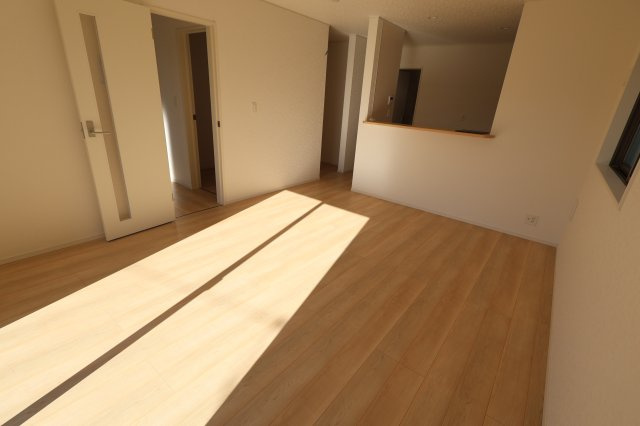 《仲介手数料無料》西区大字宝来1279-1新築一戸建てクレイドルガーデンの居間・リビング|撮影日 2025年11月10日 13:45 晴れ