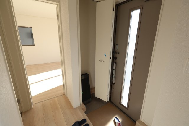 《仲介手数料無料》西区大字宝来1279-1新築一戸建てクレイドルガーデンの玄関|撮影日 2025年11月10日 13:45 晴れ