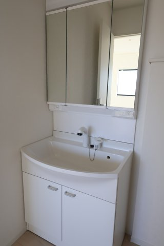 《仲介手数料無料》西区大字宝来1279-1新築一戸建てクレイドルガーデンの独立洗面台|撮影日 2025年11月10日 13:45 晴れ