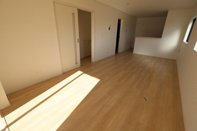 《仲介手数料無料》西区大字宝来1279-1新築一戸建てクレイドルガーデンの居間・リビング|撮影日 2025年11月10日 13:45 晴れ