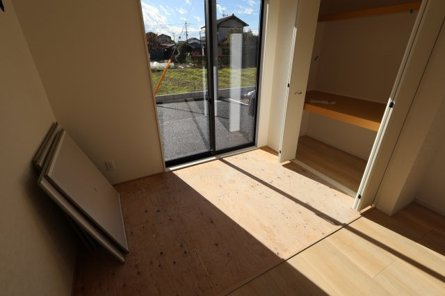 《仲介手数料無料》西区大字宝来1279-1新築一戸建てクレイドルガーデンの和室|畳はご入居前に敷きます。
撮影日 2025年11月10日 13:45 晴れ