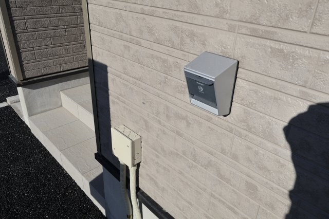 《仲介手数料無料》西区大字宝来1279-1新築一戸建てクレイドルガーデンの外観|EV用の200Vコンセントが付いていますが電源の引込に別途費用がかかります。 
撮影日 2025年11月10日 13:45 晴れ