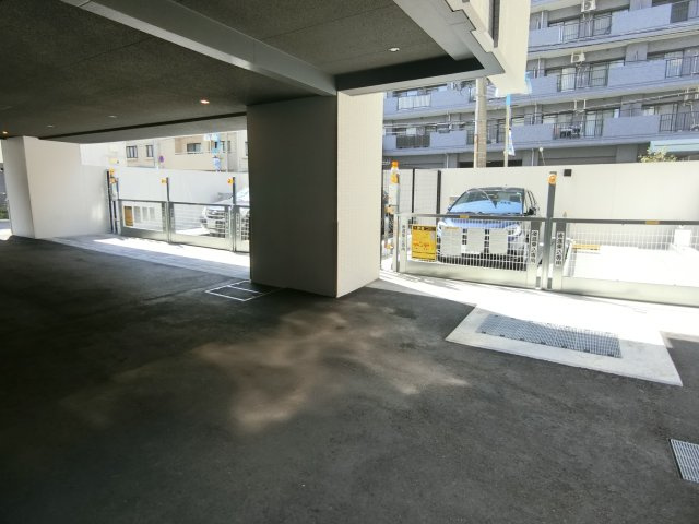 プラウド新丸子の駐車場