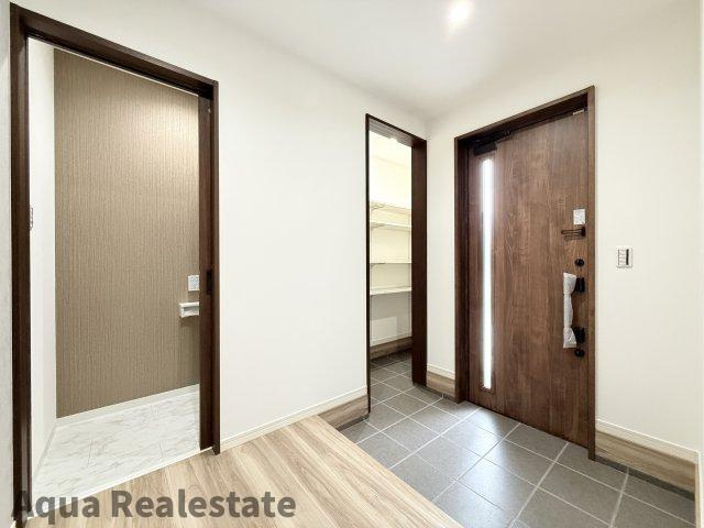 丸亀市飯山町川原の新築一戸建の玄関|収納もある玄関です