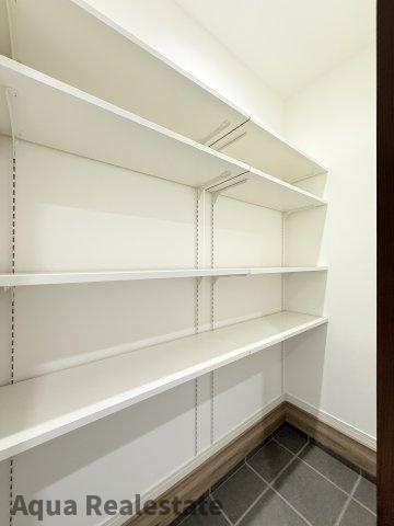 丸亀市飯山町川原の新築一戸建の収納|玄関収納には大きなものも収納できそうです