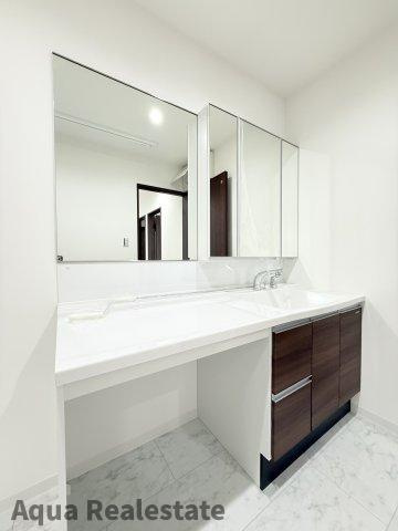 丸亀市飯山町川原の新築一戸建の独立洗面台|独立洗面台で身支度をすべて済ませてしまいましょう