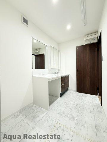 丸亀市飯山町川原の新築一戸建の独立洗面台|朝の支度にも助かる、独立の洗髪洗面化粧台