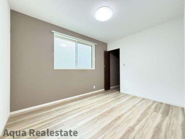 丸亀市飯山町川原の新築一戸建の寝室|広くて明るい寝室