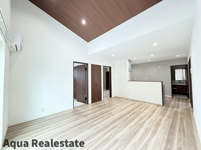 丸亀市飯山町川原の新築一戸建の居間・リビング|おしゃれな居間です