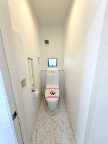 【トイレ】 | 福岡市城南区友泉亭　2号棟（全2棟）【仲介手数料無料・0円】 | 現地写真。1階のトイレです。