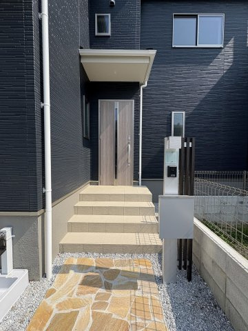 【玄関】 | 福岡市城南区友泉亭　2号棟（全2棟）【仲介手数料無料・0円】 | 現地写真。