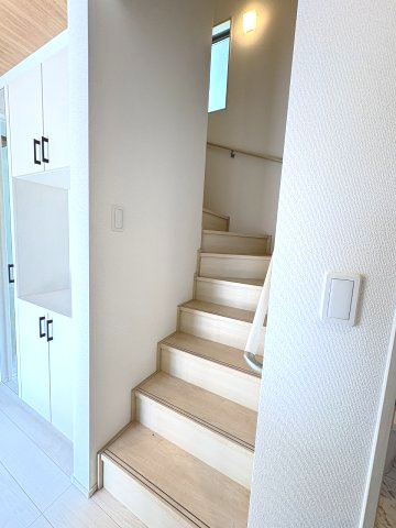 【内装】 | 福岡市城南区友泉亭　2号棟（全2棟）【仲介手数料無料・0円】 | 現地写真。2階へ上がる階段です。手摺もついて安全ですね。