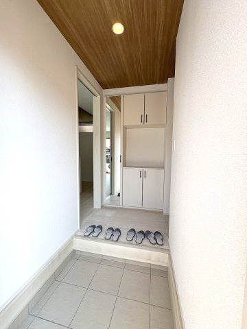 【玄関】 | 福岡市城南区友泉亭　2号棟（全2棟）【仲介手数料無料・0円】 | 現地写真。