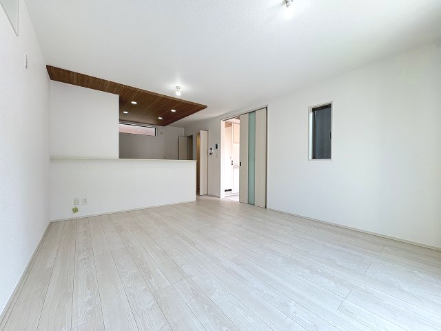 【居間・リビング】 | 福岡市城南区友泉亭　2号棟（全2棟）【仲介手数料無料・0円】 | 現地写真。リビングです。