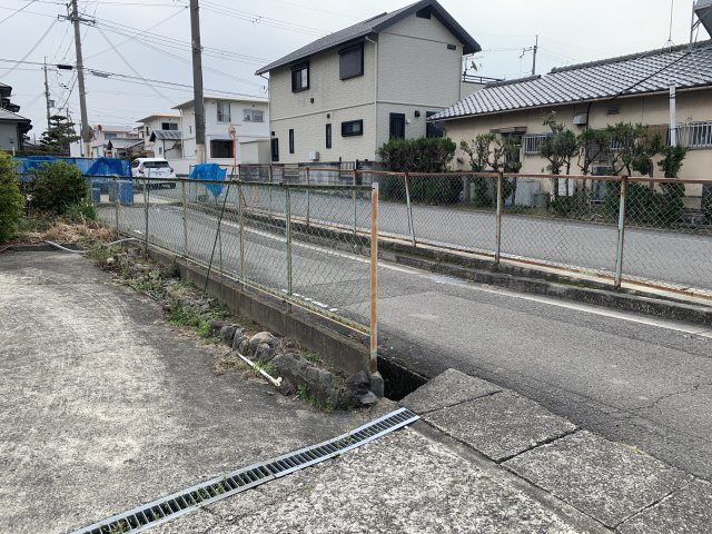 紀の川市花野　中古戸建の前面道路含む現地写真