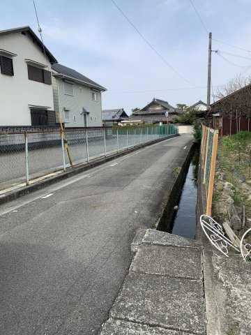 紀の川市花野　中古戸建の前面道路含む現地写真
