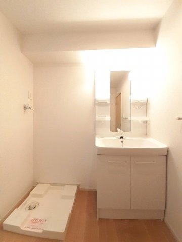 コッティ大泉の洗面所|明るい洗面所です