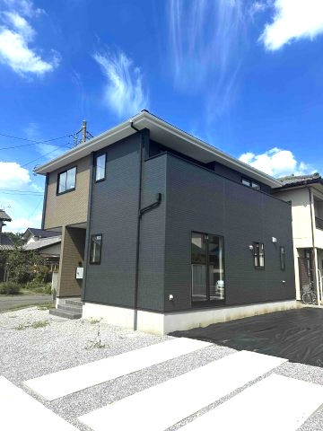 玉村町10期（全1棟）1号棟の外観|ナチュラルで飽きの来ないデザインは流行に左右されない家の形です。外構も綺麗に仕上がっています(^▽^)/
