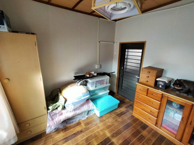 西条市飯岡3526番2の洋室