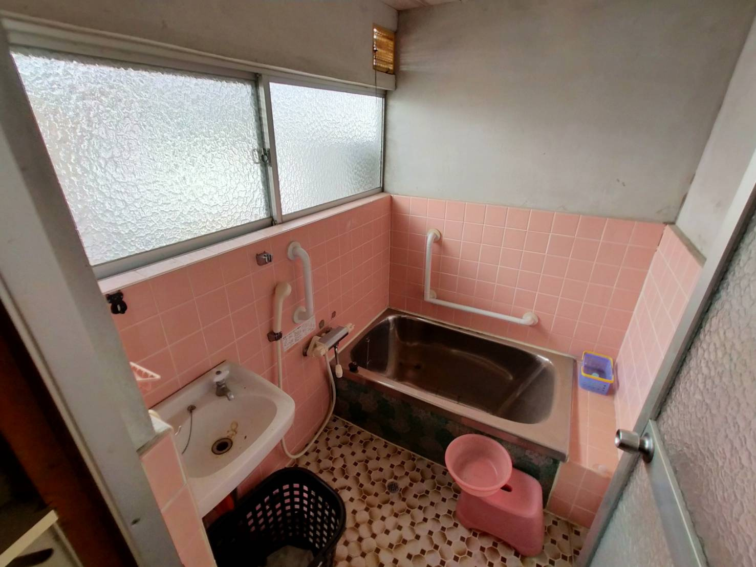 西条市飯岡3526番2の浴室