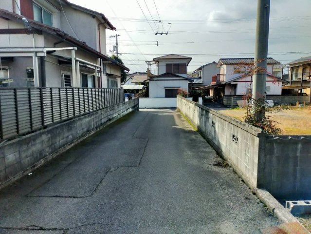 西条市飯岡3526番2の前面道路含む現地写真