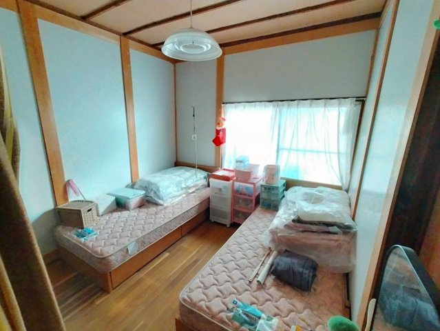 西条市飯岡3526番2の洋室