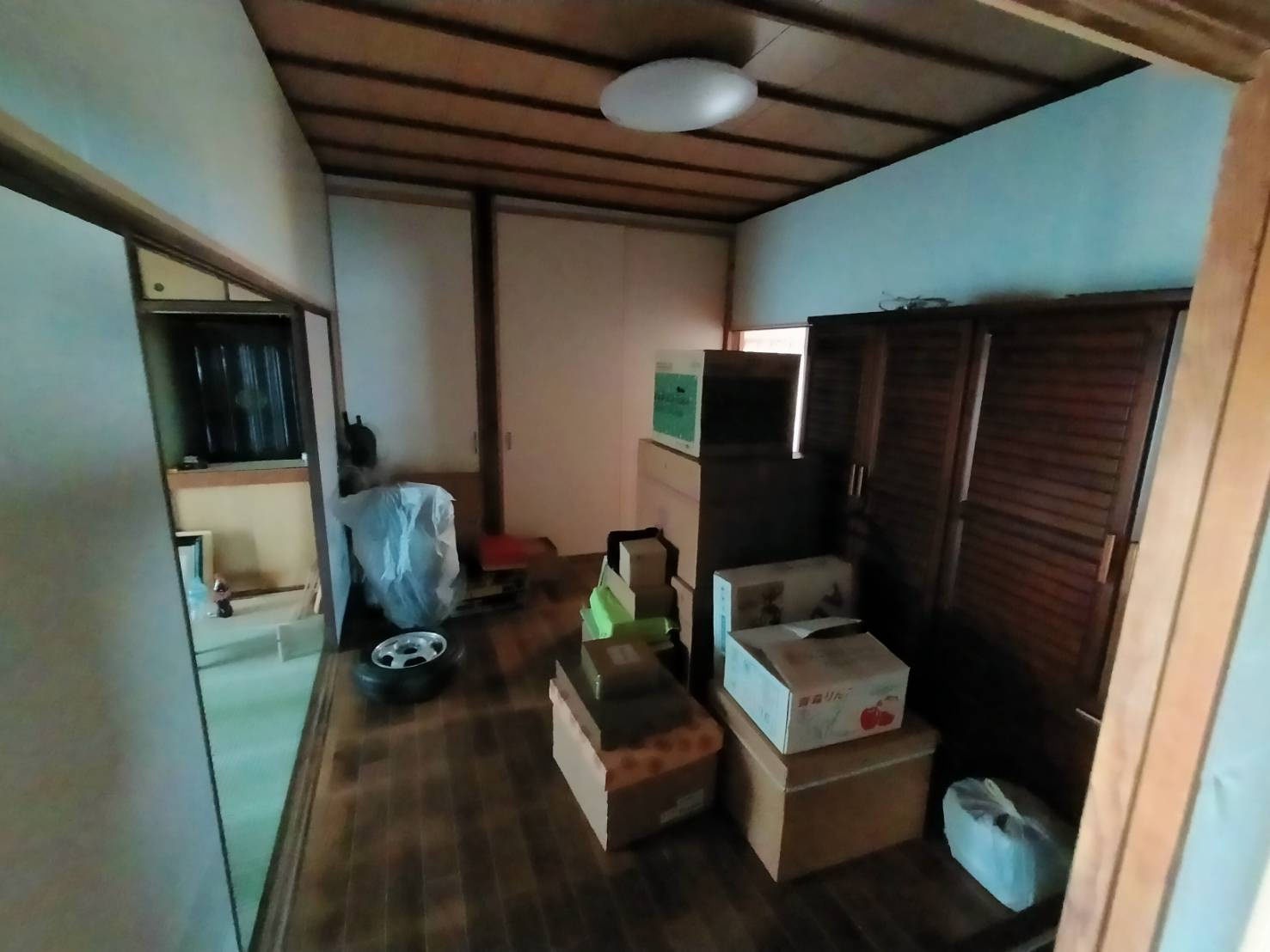 西条市飯岡3526番2の洋室