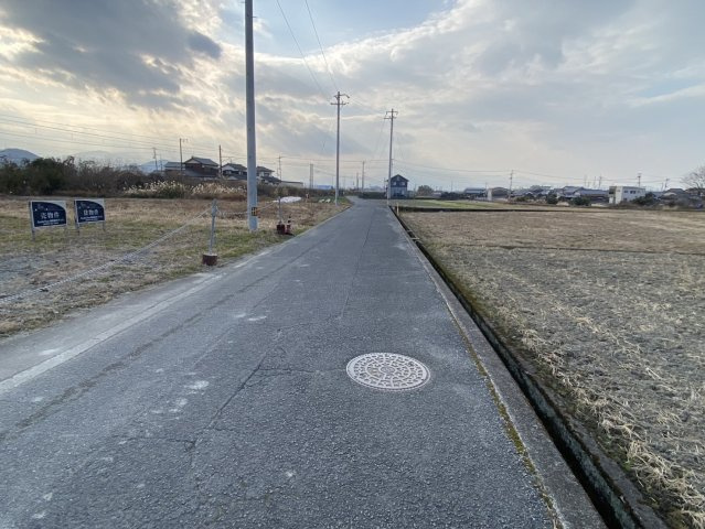 西条市飯岡1777-1　売土地の前面道路含む現地写真