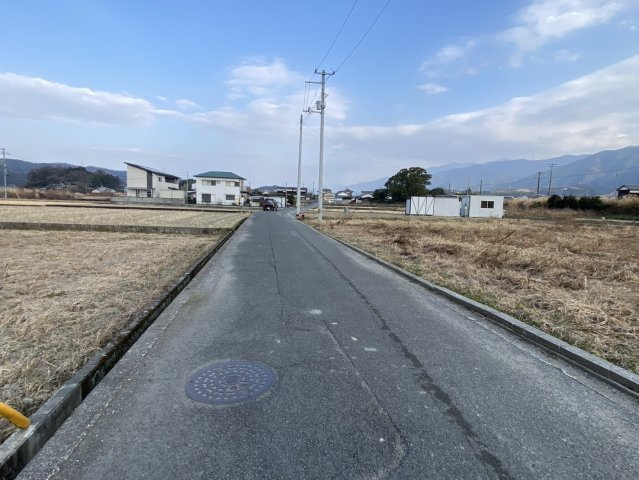 西条市飯岡1777-1　売土地の前面道路含む現地写真