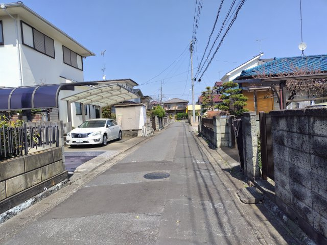 鴻巣市生出塚１丁目の中古一戸建の前面道路含む現地写真