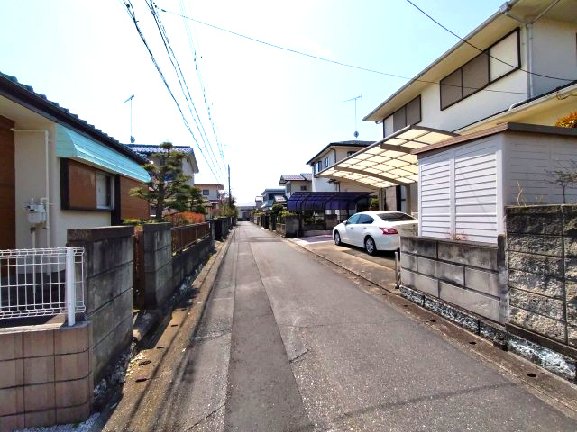 鴻巣市生出塚１丁目の中古一戸建の前面道路含む現地写真