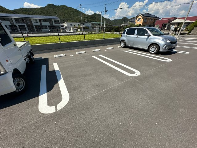 アル・グレースの駐車場