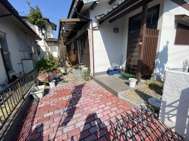 木津川市木津南後背　中古戸建のエントランス|駐車スペースから玄関へのアプローチ