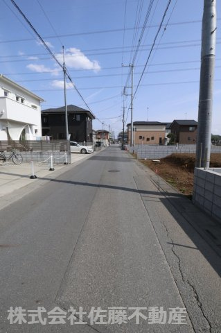 鴻巣市宮前の売地の前面道路含む現地写真|2025年4月5日の14時頃撮影。前面道路の写真です。対象地は右側です。