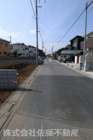鴻巣市宮前の売地の前面道路含む現地写真|2025年4月5日の14時頃撮影。前面道路の写真です。対象地は左側です。