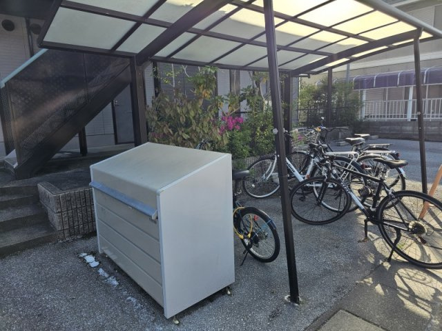 セファミ中藪のその他共用部分|屋根付き駐輪場とごみ置き場です