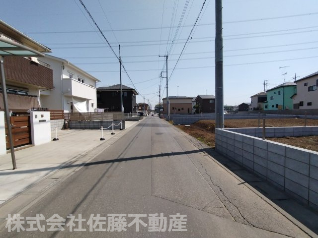 鴻巣市宮前の売地の前面道路含む現地写真|2025年4月5日12時ごろ撮影。対象地は右側です。