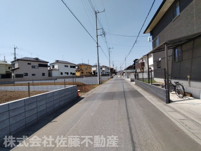 鴻巣市宮前の売地の前面道路含む現地写真|2025年4月5日12時ごろ撮影。対象地は左側です。